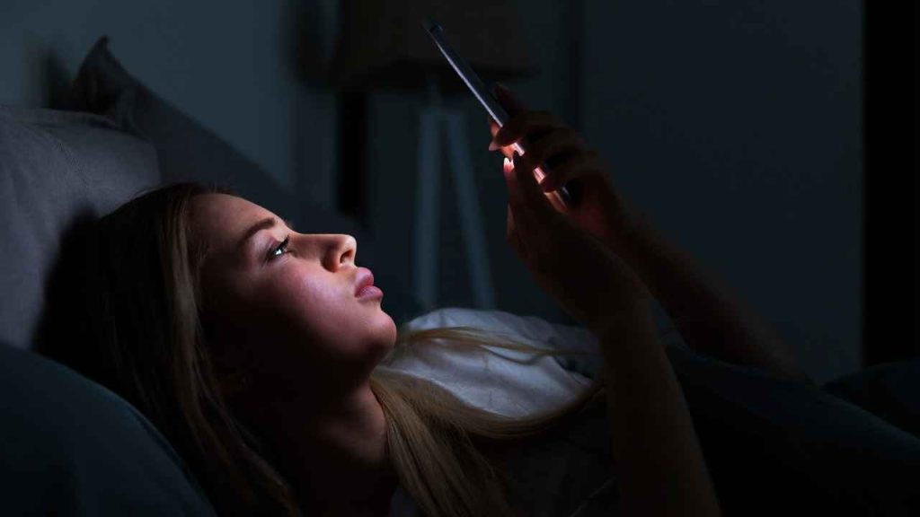 देर रात तक मोबाइल देखने से कौन सी बीमारी होती है?