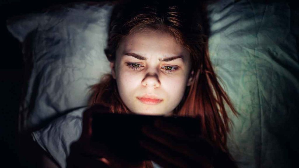 रात में मोबाइल चलाना सही है या गलत